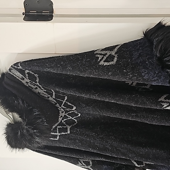 Hooded  shawl coat  cape with  faux  fur  black  trim . Elegant  and  classy - Picture 8 of 8
